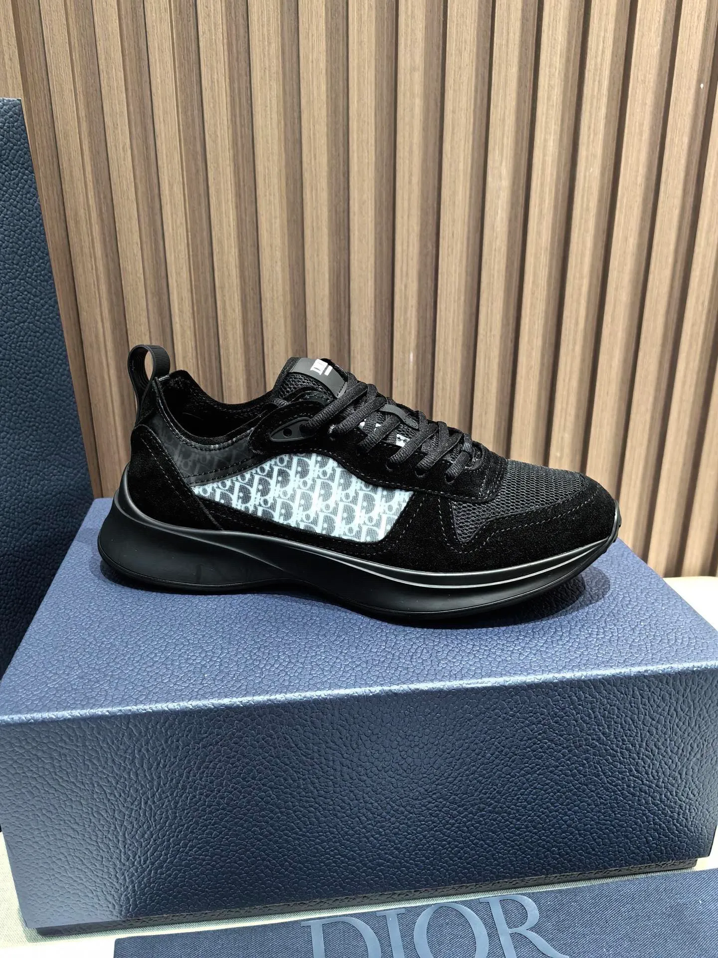 Factory price: 440💰 🔍Top purchasing agent🇮🇹 Dior's super-popular sports shoes, popular for street men, are synchronized with the new product counters. The uppers are made of Italian original imported cowhide and matched with D's customized fabrics. It is a must-have for fashionistas. The complex craftsmanship is perfectly reproduced. Imported soft cowhide foot pads, soles: original soles specially provided by the original factory, exclusive movable molded soles are super comfortable, original factory follow-up goods, 🔍🔍high quality, you can enter and exit the counter at will, welcome to compare, code number 38-45 (46 can be customized and cannot be returned or exchanged)
